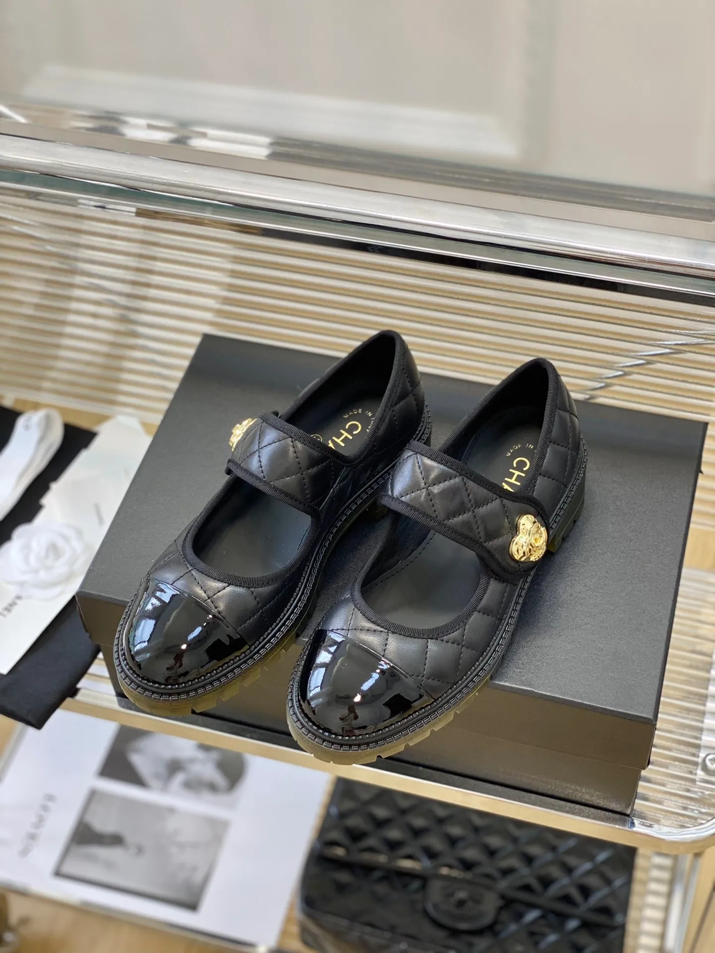 👟👟Ex-factory price 520👟👟Chanel 24👟👟Ex-factory price new classic rhombus love double C school bag buckle Mary Jane single shoe series I fell in love with it at first sight, no exaggeration~ This is probably the charm of Xiaoxiang. She always understands girls. Although she looks cold, she has a unique feeling when paired with black stockings. It is the latest model this year🤩🤩🤩 I’ve already started arranging it before I even got to the counter~ I know you’ll like it. It looks really good on the feet. The rounded last last is not picky at all for foot shape. It also looks slim when worn on fat feet. The lambskin and patent leather are very visually impactful. The lining is made of sheepskin. It’s super soft and comfortable~ Italian A-grade dyed genuine leather outsole➕electroplated heel. Heel height: 5cmcm. Size: 35-39 (40/41 customized)